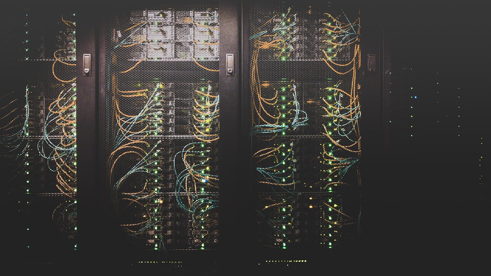 Server- und Firewall-Infrastruktur im Rack