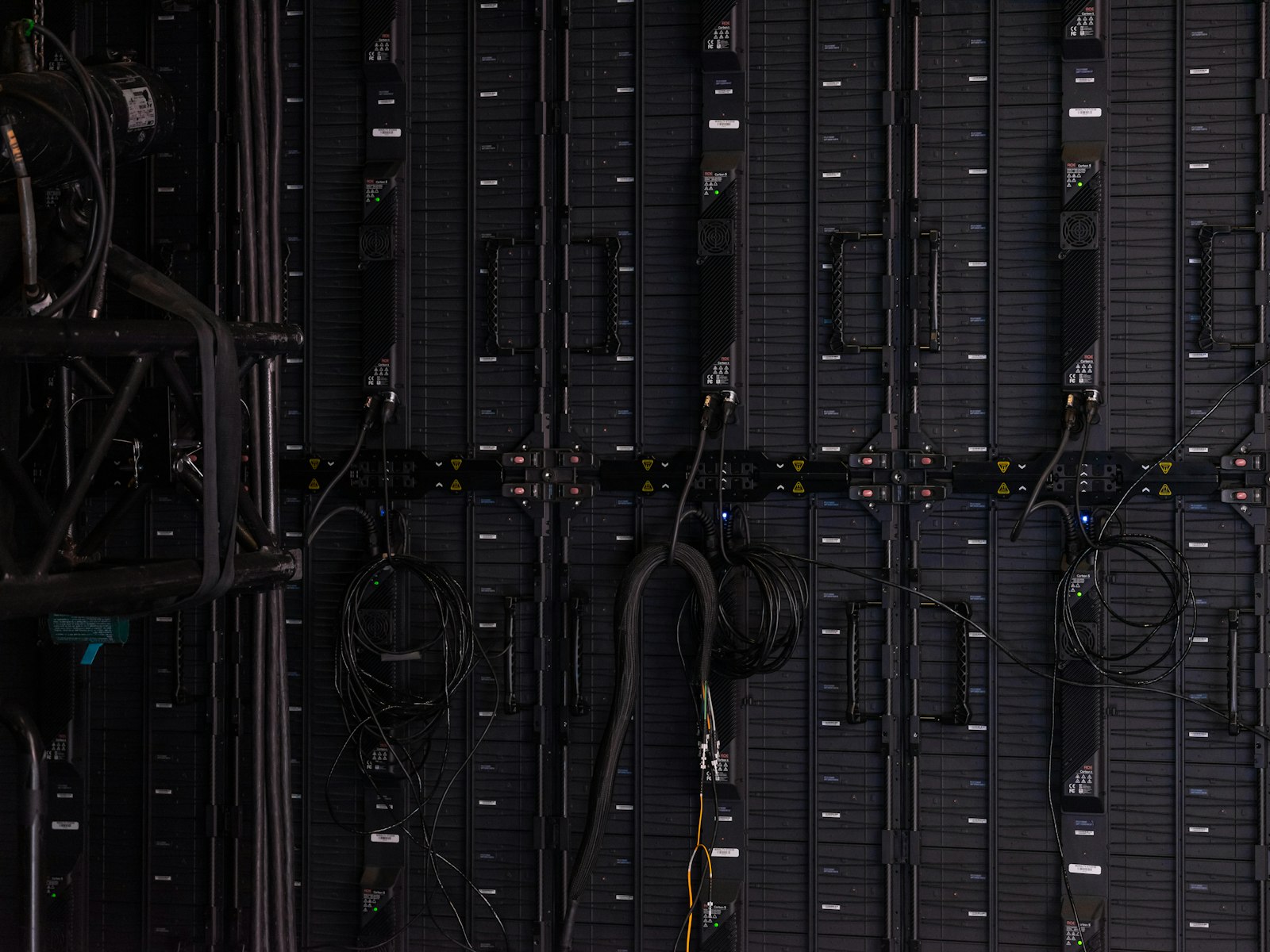 Serverrack mit Verkabelung im Rechenzentrumsumfeld