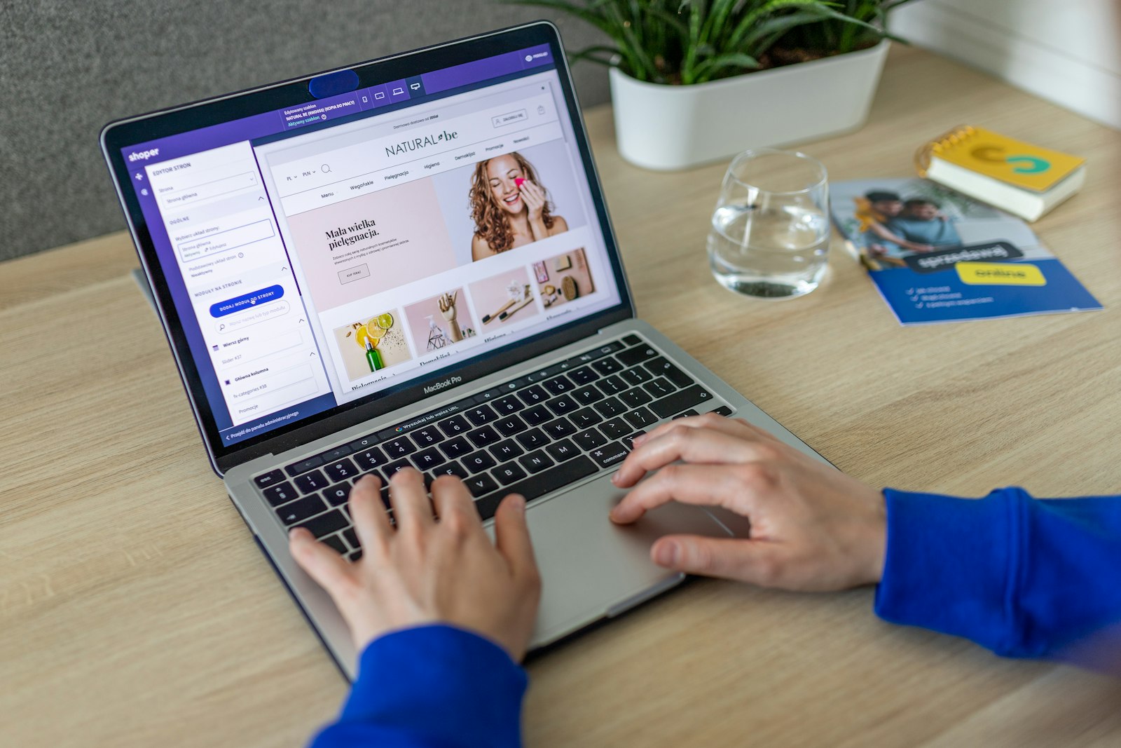 Shop-Backend auf einem Laptop
